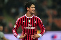 Alexandre Pato rejeita oferta do Paris Saint-Germain e continua no Milan